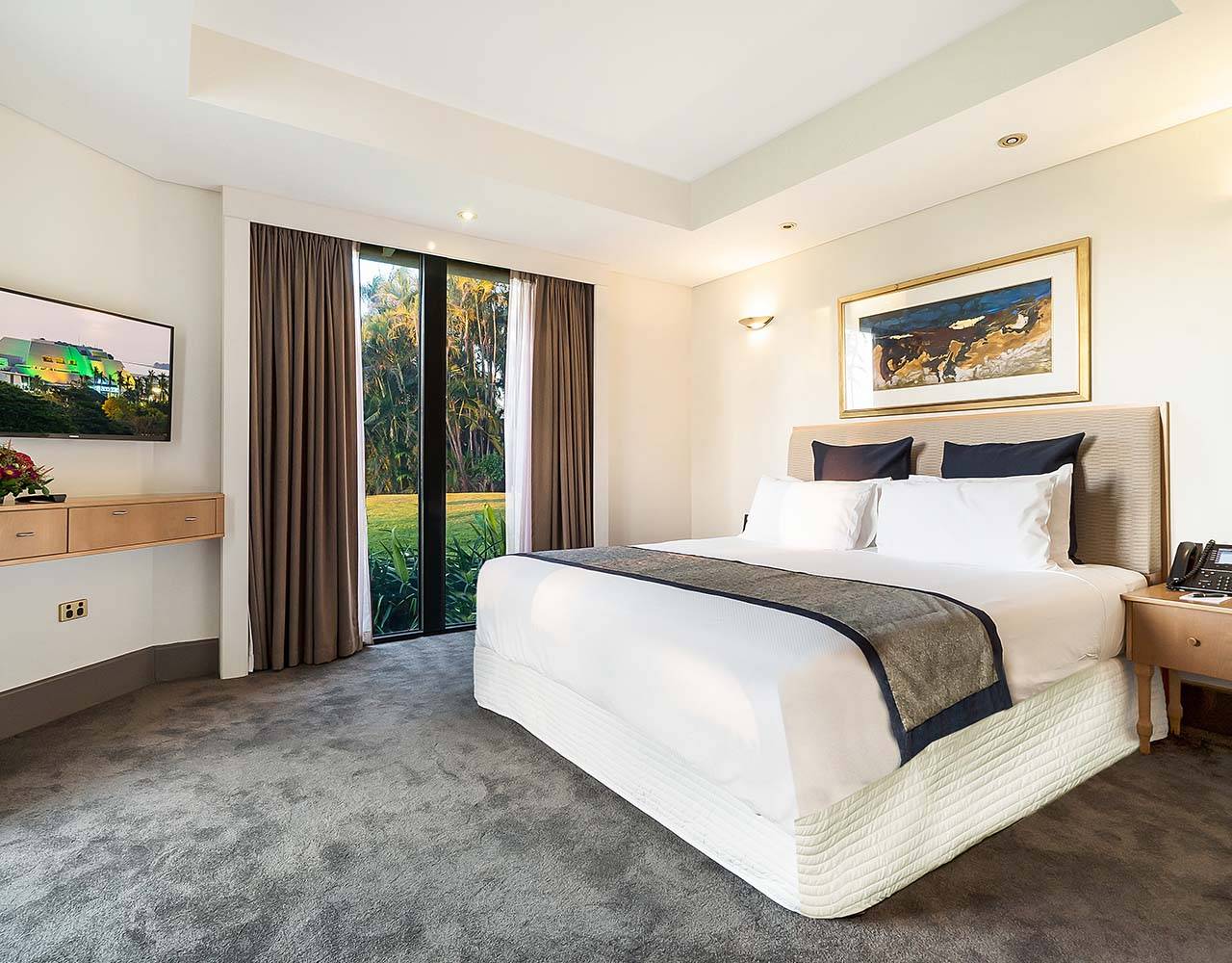 Hotel Grand Suite with one king bed | Garden view rooms | Darwin, Australia
